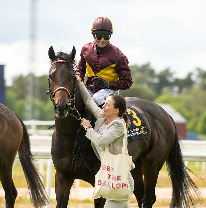 Christina Pedersen tager imod Brigadier og Elione Chaves efter sejr i svensk 2000 guineas. Foto Elina Björklund / Svensk Galopp