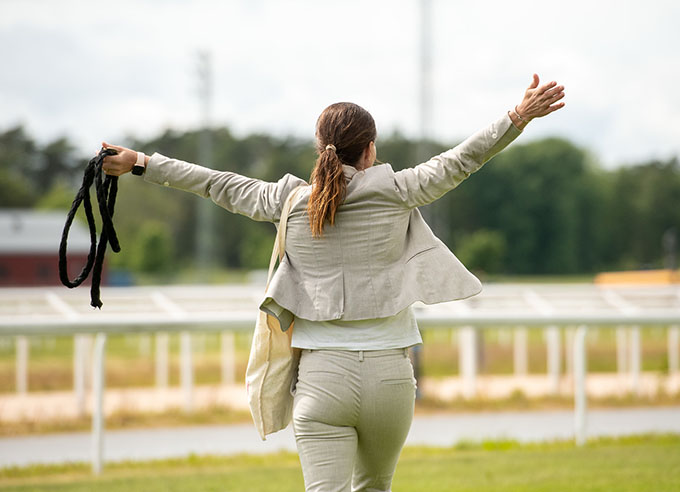 Christina Pedersen klar til at tage imod Brigadier (DEN) på Bro Park efter hestens sejr i Jockeyklubbens 2000 Guineas 2024. Foto Elina Björklund / Svensk Galopp