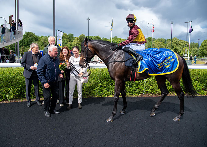 Lone Kaj-Nielsens Brigadier (DEN) i vindercirklen med jockey Elione Chaves på Bro Park efter sejr i svensk 2000 Guineas. På billedet
		Bent Olsen, Iben Hjorth Buskop og Søren Hjorth Jensen fra Stutteri Hjortebo og fra stalden Christina Pedersen. Foto Elina Björklund / Svensk Galopp  