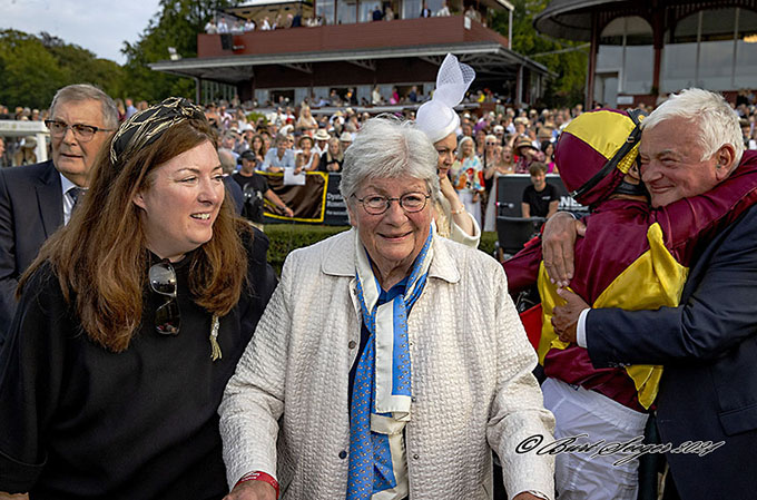 Lone Kaj-Nielsen og Iben Hjorth Buskop fra Stutteri Hjortebo i et historisk øjeblik efter Brigadiers sejr i Dansk Derby 2024. Foto Burt Seeger