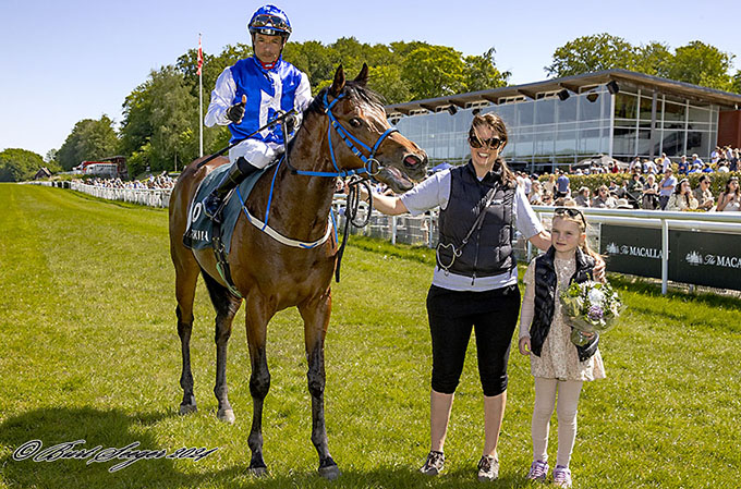 Bent Olsens barnebarn Caroline, datter af Christina Pedersen og Rasmus Olsen, her med Susanne Springer i vindercirklen.. Foto Burt Seeger