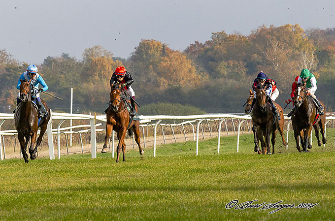 Maidensejr til Diplomatico, redet af jockey Carlos Lopez, Klampenborg 26. oktober 2024. foto Burt Seeger