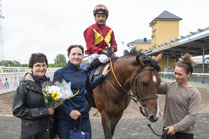 Lone Kaj-Nielsens Geoffrey (GB) i vindercirklen 
	med jockey Carlos Lopez på Jägersro Galoppbane, 30. juni 2024. Foto Stefan Olsson / Svensk Galopp