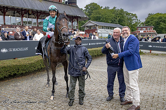 Glæde i vindercirklen efter Irish Fire (IRE) sejrer i et klasse 1 løb, sponsoreret Severin Partners Trophy, Klampenborg lørdag 15. juni 2024. Foto Burt Seeger 