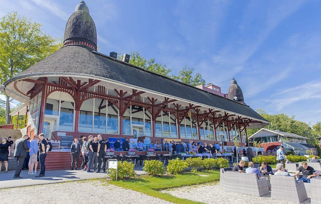 Den kgl. Tribune, Klampenborg Galopbane. Foto Burt Seeger