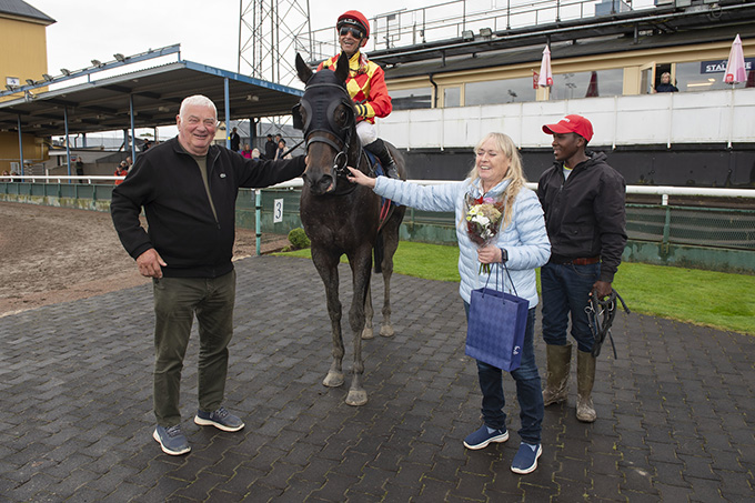 King Of (IRE) i vindercirklen, Jägersro Galoppbane 11. sep. 2024 med jockey Elione Chaves,  Bent Olsen og Tine Hansen. Foto Stefan Olsson / Svensk Galopp