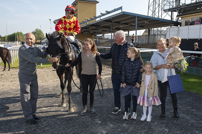 King Of med jockey Carlos Lopez i vindercirklen, Jägersro, søndag den 22/9 2024. Foto Stefan Olsson, Svensk Galopp