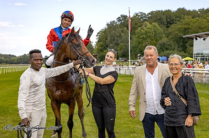 Ejer Helle og Frank Hansen tager imod King Of Ten (IRE) med jockey Elione Chaves lørdag den 24. august, Klampenborg. Foto: Burt Seeger