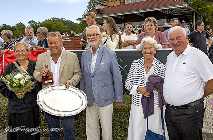 Med sejren fulgte også en vandrepræmie, udsat af Kgl. Hofjuveler Hertz, overrakt af familien Hertz.  Foto: Burt Seeger