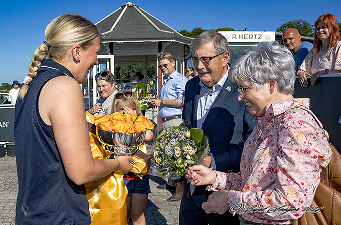 En stor dag for familien Hjortebo med 1. og 2. hesten i mål i Stutteri Hjortebo Produce Stakes 2024. På billedet Jette og Søren Hjorth Jensen med træner Lea Olsen.  Foto Burt Seeger