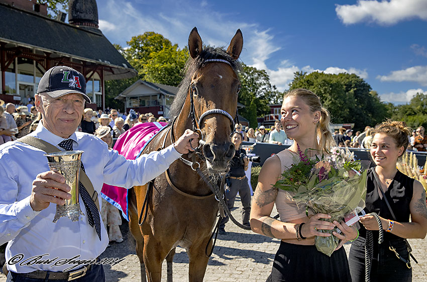 En glad og stolt medejer af Kis Me Again, Per Gotfredsen, efter hestens sejr i Dansk Kriterium. Foto Burt Seeger 