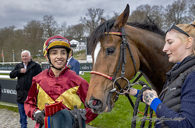 Jockeylærling Mikkel Mortensen 
	skabte overskrifter med sine tre sejre på Klampenborgs åbningsdag 2024, herunder sejr med Troja (USA). Foto Burt Seeger