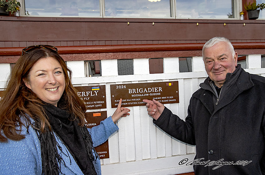 Stutteri Hjortebos Iben Hjort Buskop og Bent Olsen foran mindepladen for Brigadier, årets danske derbyvinder 2024. Foto Burt Seeger