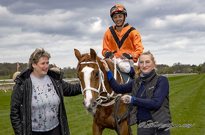 Ejer Gitte Friis
	tager imod Miss Twenty (DEN) efter sejr, redet af jockeylærling Mikkel Mortensen 13. april 2024, Klampenborg Galopbane. Foto Burt Seeger