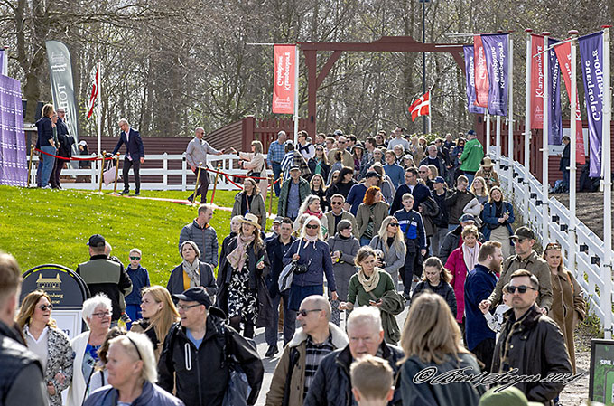 Stemningsbillede fra åbningsdag på Klampenborg Galopbane, 13. april 2024. Foto Burt Seeger