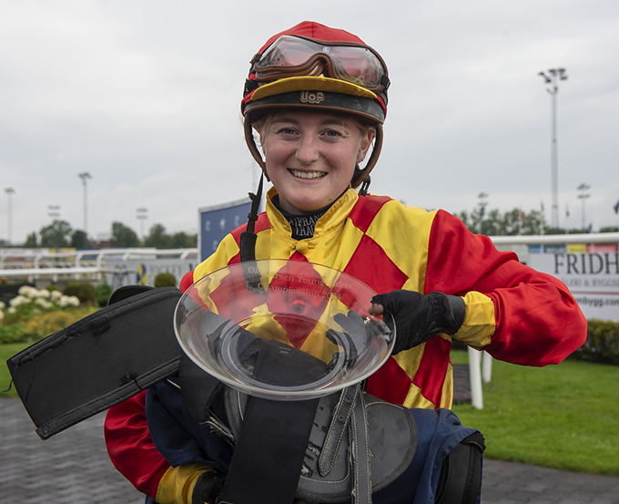 Jockey Rebecca Stålhandske i vindercirklen efter sejr med King Of (IRE) på Jägersro i Ole Larsen Young Riders Championship 2024. Foto Stefan Olsson / Svensk Galopp 