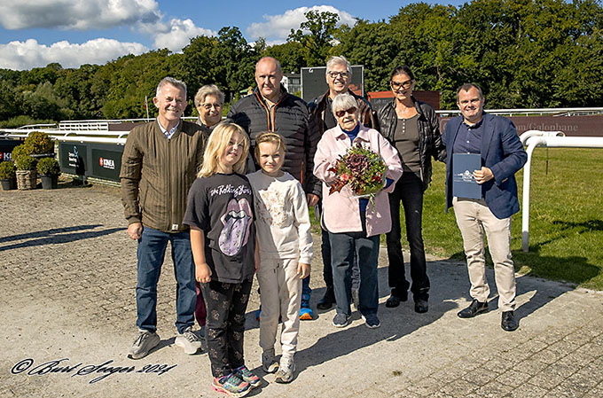 Glade andelshavere i Stald Klampenborgs Red Rock (SWE) i vindercirklen lørdag den 14. september 2024. Foto Burt Seeger