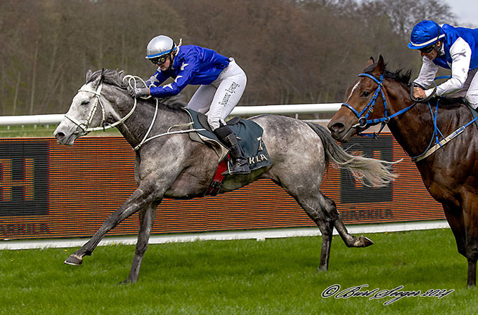 Revolutme (IRE) med Camar (GB) i hælene opnår en dobbelt på sæsonstart på Klampenborg 13. april 2024. Foto Burt Seeger