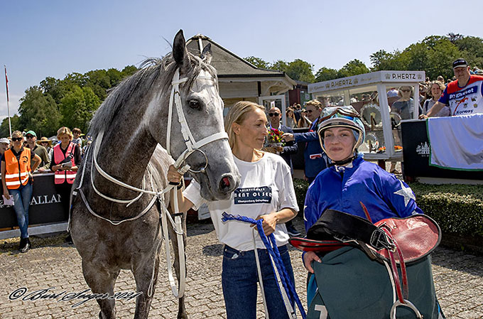 Lærling Victoria Larsen er for anden gang i vindercirklen med Revolutme (IRE), efter endnu en flot præstation, denne gang den 25. maj 2024. Foto Burt Seeger 