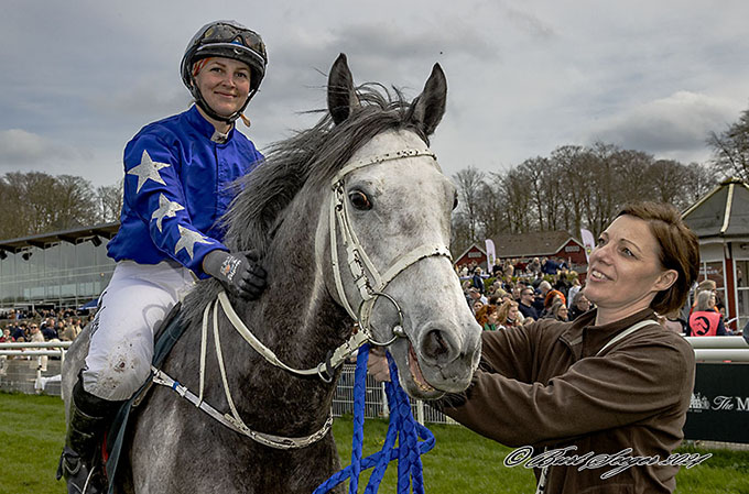 Susanne Lyseng, i lære hos Bent Olsen, rider Revolutme (IRE) til sejr 13. april 2024, Klampenborg Galopbane. Foto Burt Seeger