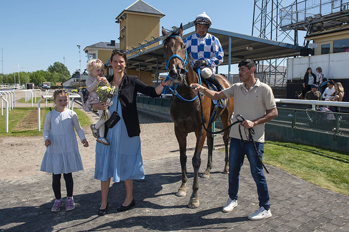 Susanne Springer med jockey Carlos Lopez i vindercirklen på Jägersro efter sejr med Send Me An Angel (DEN), 19. maj 2024. Foto Stefan Olsson / Svensk Galopp