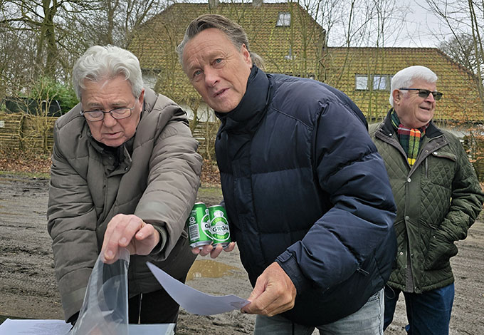 Johnny Westermann holder styr på uddeling af andelsbeviser, 50 i alt. Her får Dan Hygum sit. Foto Stald Bent Olsen