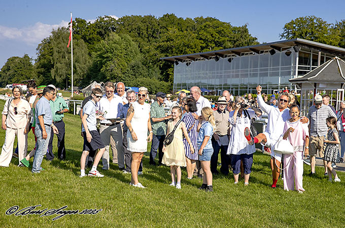 Cool Racing medlemmer samles for at tage imod Cool Magic efter hoppens sejr i Produce Stakes, 19. juli 2025. Foto Burt Seeger