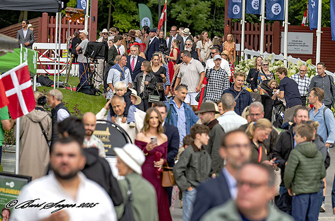 trængsel ved indgangen til dansk derbydag 2. aug.  2025. Fotograf Burt Seeger