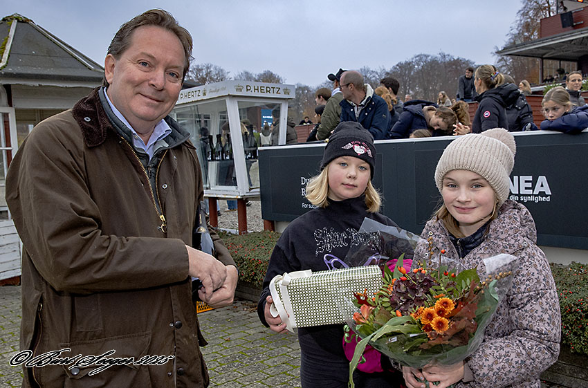 Henrik Villadsen ses her som formand for Elkær Stutteri Fuldblods Fond for at viderebringe ærespræmien, med ærespræmien, der går til Stald Spitco.. Foto Burt Seeger