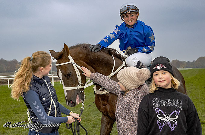 Jockey Rebecca Stålhandske kan tage æren for at være den første, der rider Glory Of Lancome til sejr. Foto Burt Seeger