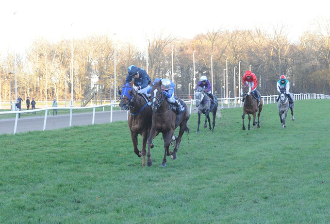Glory Of Lancome (IRE) med jockey Cristian Adrian Montoya på vej mod sin anden sejr. Jydsk Væddeløbsbane 25/11 2025. Foto Tage Hindby 
