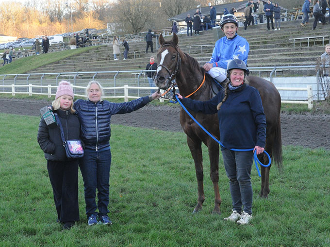 Polly tager imod Glory Of Lancome (IRE) efter hestens sejr på Jydsk Væddeløbsbane 15. nov. 2025. Foto Tage Hindby