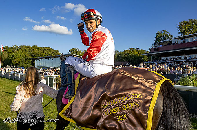 Jockey Carlos Lopez var en af mestrene bag Happy Legends sejr.  Foto Burt Seeger