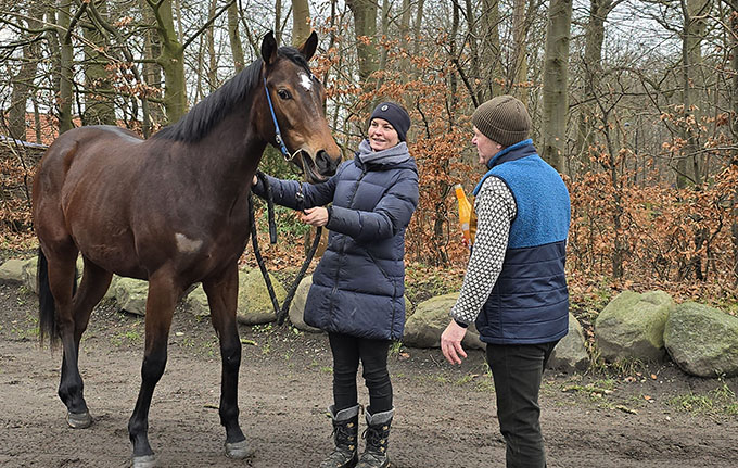 Karsten Grønborg udfører dåbshandlingen, mens Christina Pedersen tager hånd om Cool Magic.  Foto Stald Bent Olsen
