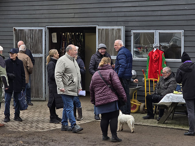Cool Racings løbsfarver, rød og grøn,  hænger i dagens anledning til skue foran køkkenvinduet.  Foto Stald Bent Olsen
