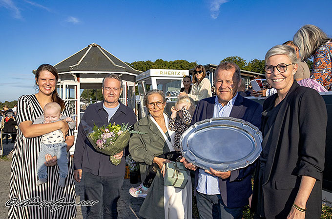 Ejerne af King Of Ten (IRE), Douglas og Hansen I/S, alias Steen og Frank, i vindercirklen og for at modtage vandrepræmien fra Kgl. Hofjuveler Hertz.  Foto Burt Seeger
