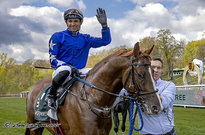 Jockey Elione Chaves efter maidensejr med No Surrender (DEN). Foto Burt Seeger