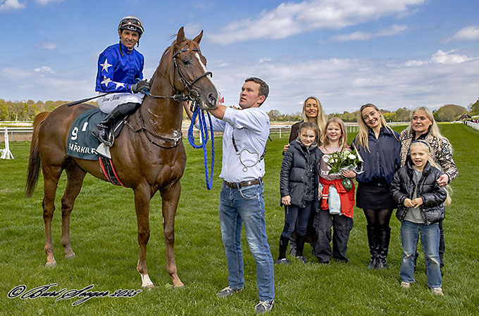 Stald Spitco med Tine Hansen i spidsen stiller op foran vindercirklen. Foto Burt Seeger