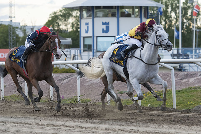Pjerrot (USA) med jockey Carlos Lopez i Roussica Mile, Jägersro Galopp, 22. aug 2025. Foto Stefan Olsson, Svensk Galopp
