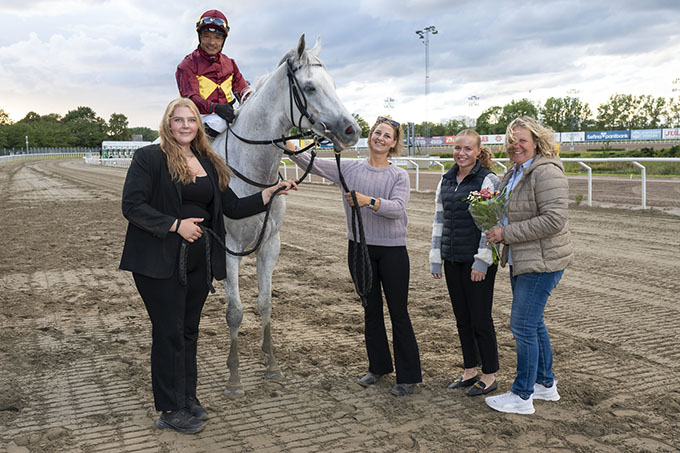 Pjerrot (USA) og jockey Carlos Lopez med holdet bag i vindercirklen, Jägersro, 22. aug 2025. Foto Stefan Olsson, Svensk Galopp