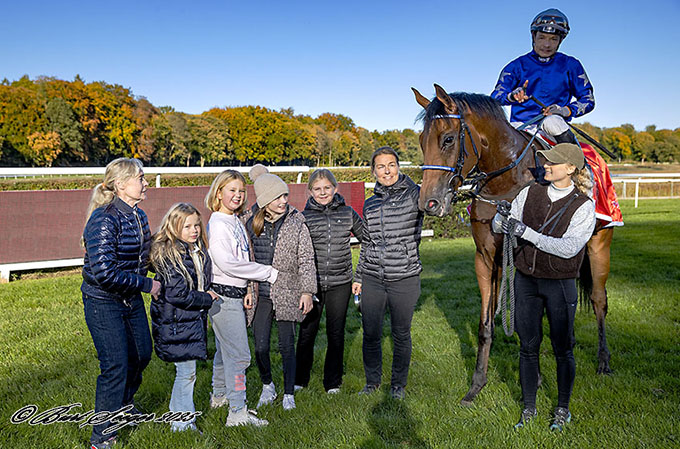 Ejer og opdrætter, samt flere glade børn,  i vindercirklen med Sandhurst (SWE) og jockey Carlos Lopez. Foto Burt Seeger