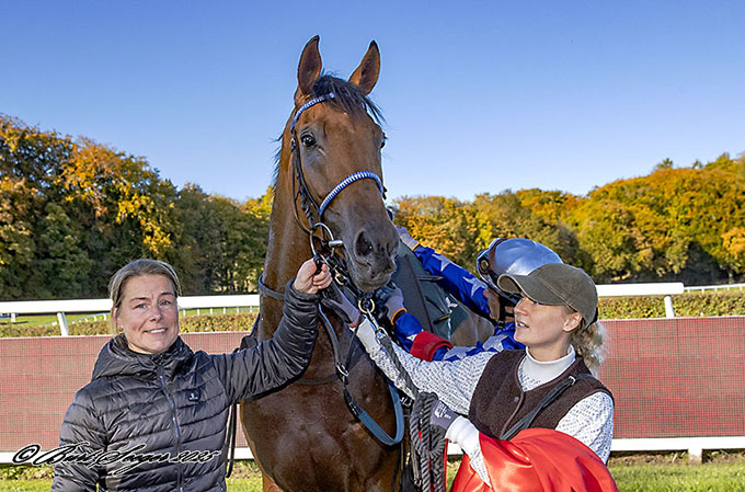Opdrætter Malin Roth ses her tage imod sin St. Leger vinder, redet af jockey Carlos Lopez. Foto Burt Seeger