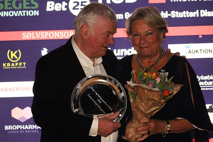 No Surrender, ejet af Stald Spitco og opdrættet på Stutteri Hjortebo, blev kåret som Årets 3 årige galophest. 
	Bent på podiet med sponsor Maj-Britt Hjorth. Foto fra Hestesportens Galla 2025 