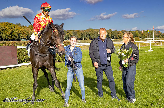 Frank og Helle fra SVD A/S er ofte at se med vindere på Klampenborg, her med First (DEN) Foto: Burt Seeger