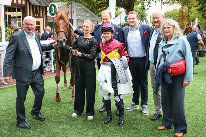  Great Wish efter Gruppe 3 sejren i Deauville 30 aug. 2026 – med jockey Mickaël Barzalona,og repræsentanter fra Lone & Kaj Nielsens Fond, familierne Leth og Keller. Foto: cop SCOOPDYGA