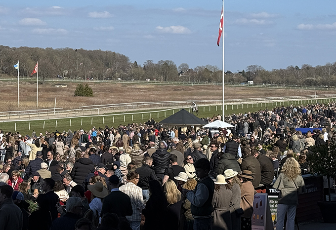 publikum så langt øjet rækker på Klampenborgs åbningsdag 11. april 2026, set fra Den Kongelige Restaurant. Foto Kirstine Louise Juncher