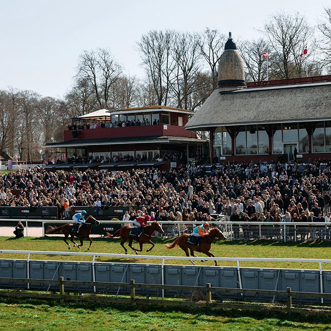 Klampenborg Galopbane er populær. Fotoet er fra sæsonåbning 11. april 2026. Foto Klampenborg Galopbane