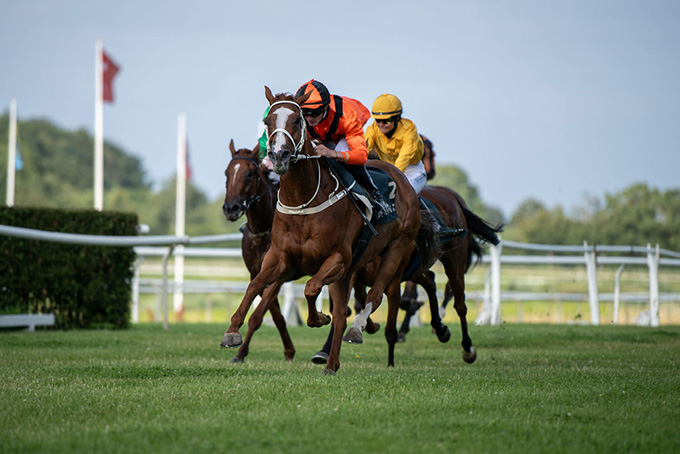 Miss Twenty (DEN) med jockey Jules Mobian trækker sig sejrrigt ud dagens 3. løb på Klampenborg den 18. juli 2026.
 Foto: Johanna Friberg - https://fribergpics.pixieset.com/