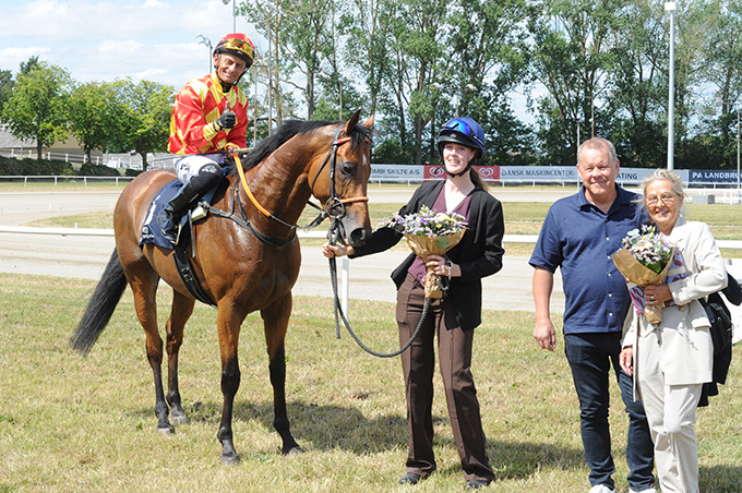 Nuevo Estrella (IRE) i vindercirklen på Jydsk Derbydag 2026 efter sejr i Champion Sprint 2024 med Helle og Frank Hansen fra SVD A/S Foto: Ole Hindby